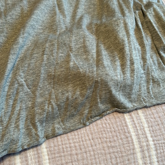 Banana Republic size M heather gray scoop neck tie at bottom top. - Picture 7 of 7